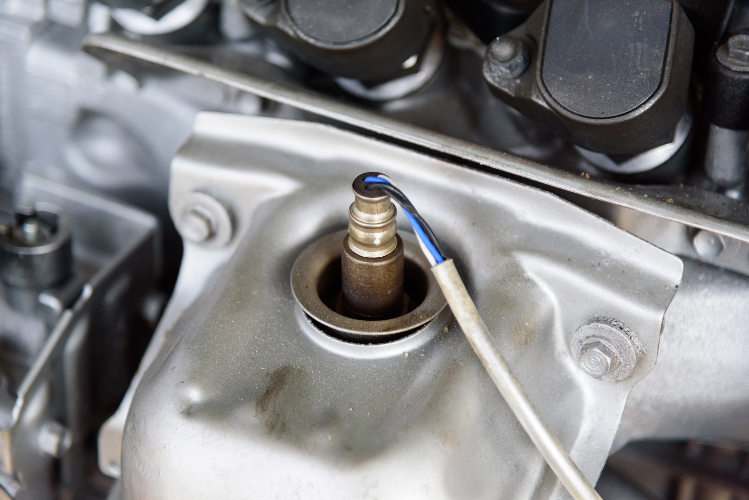 Sonde lambda - capteur d'oxygène conçu pour enregistrer la quantité d' oxygène restant dans les gaz d'échappement du moteur de voiture se trouve  dans le système d'échappement. Méta Photo Stock - Alamy