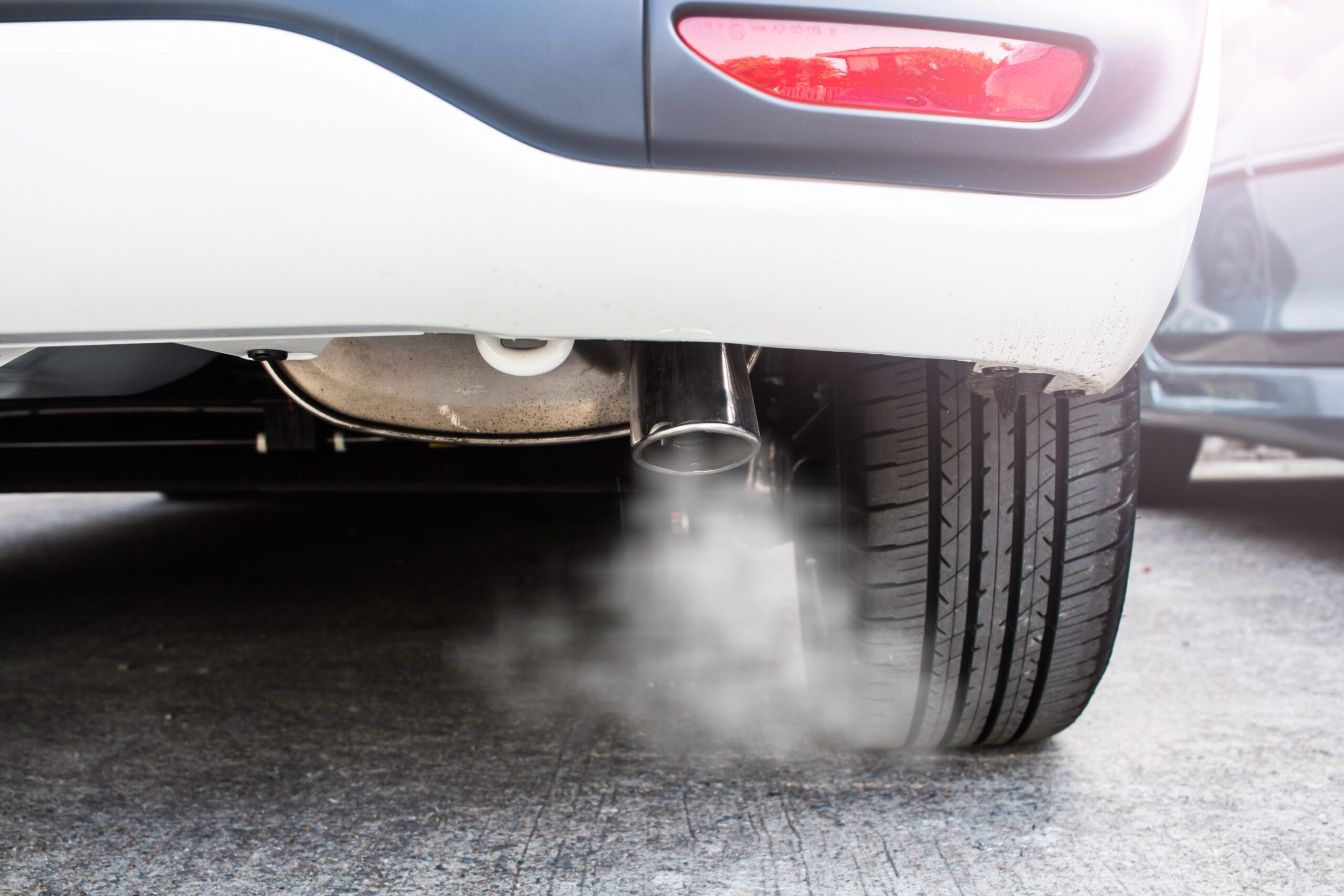 voiture avec pot d'échappement qui fume 