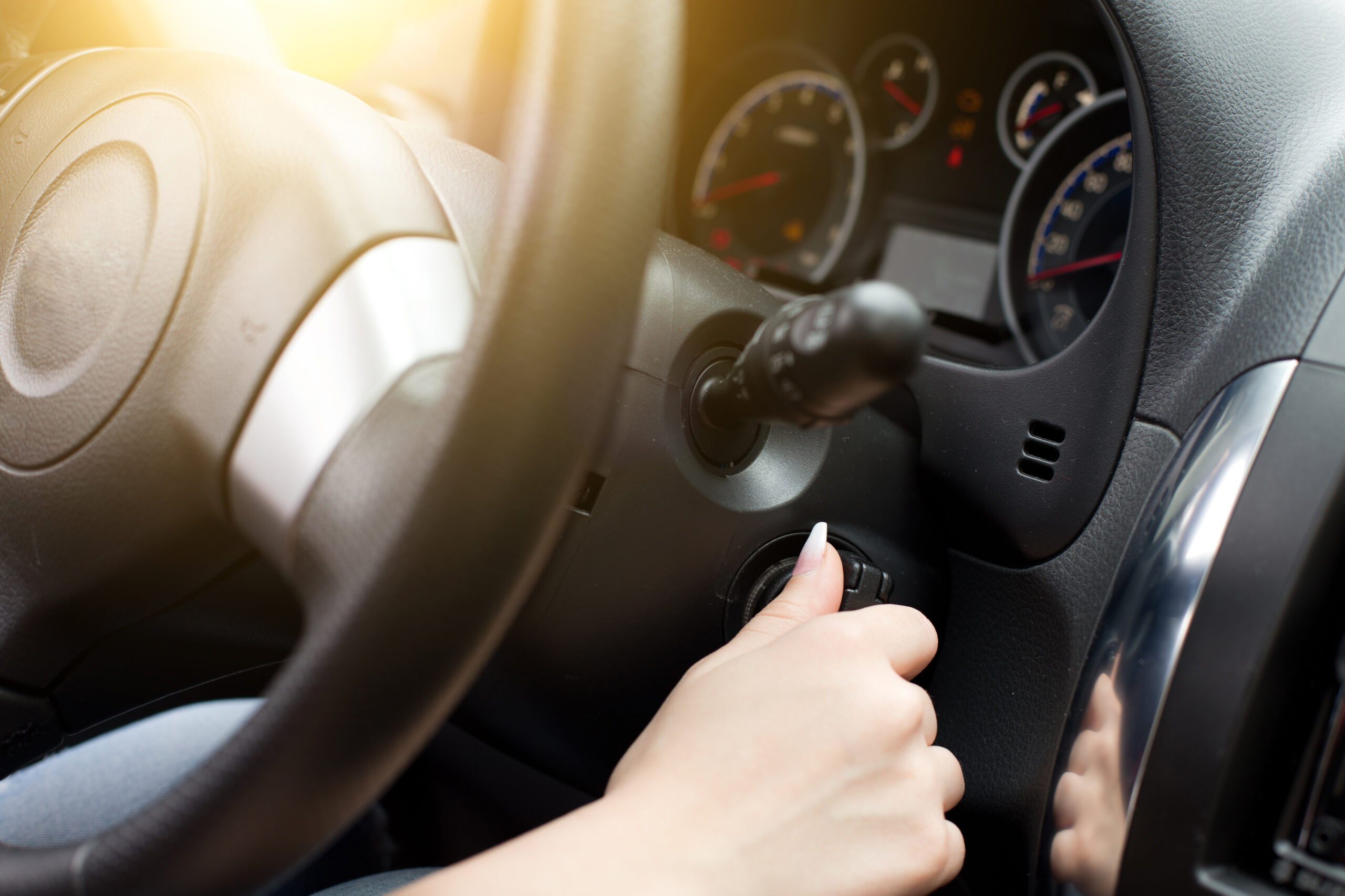 Femme démarre sa voiture