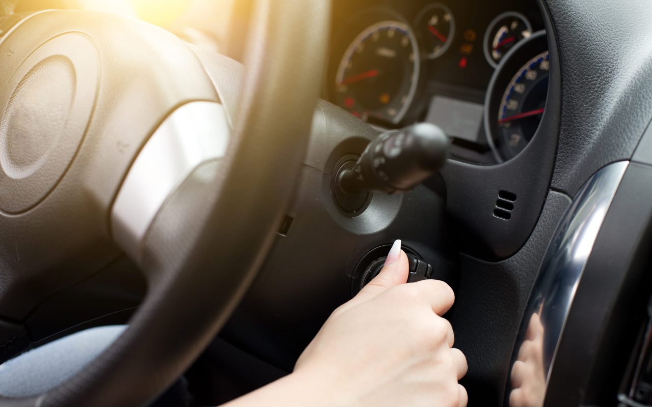 Femme démarre sa voiture