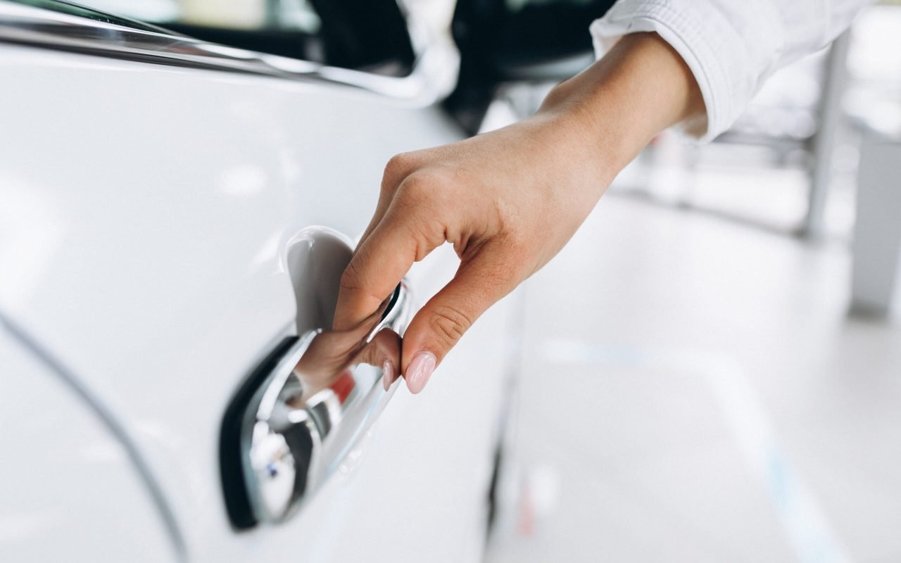 main sur poignée de porte voiture
