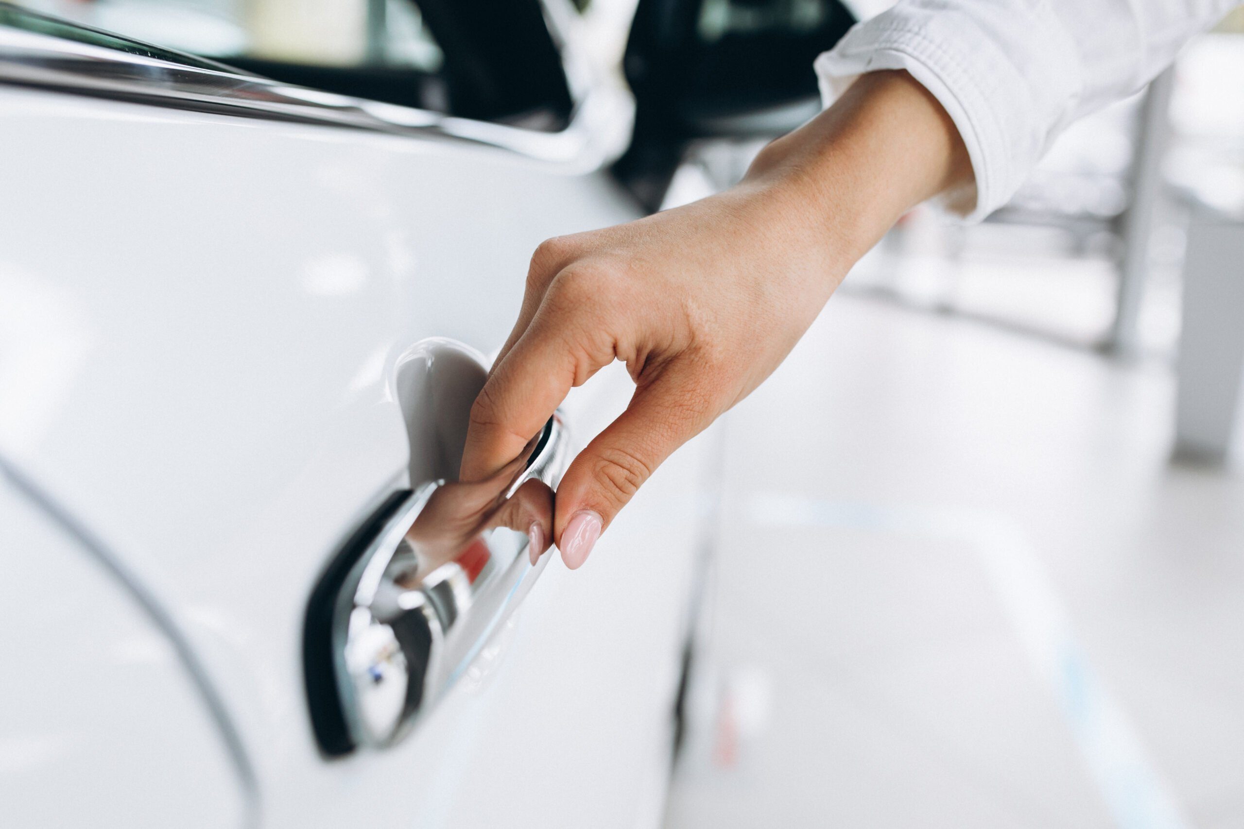 main sur poignée de porte voiture