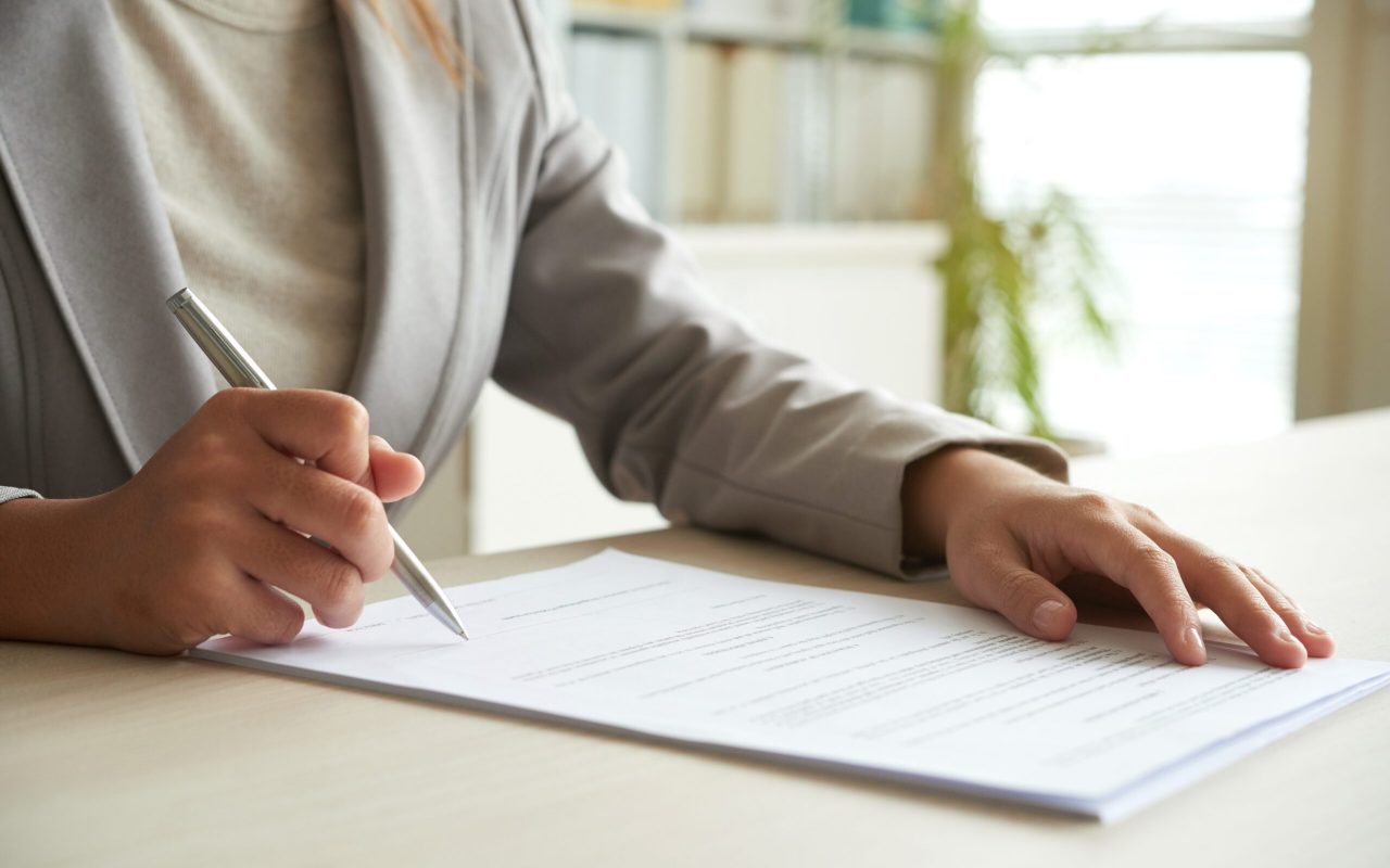 Femme qui signe un document