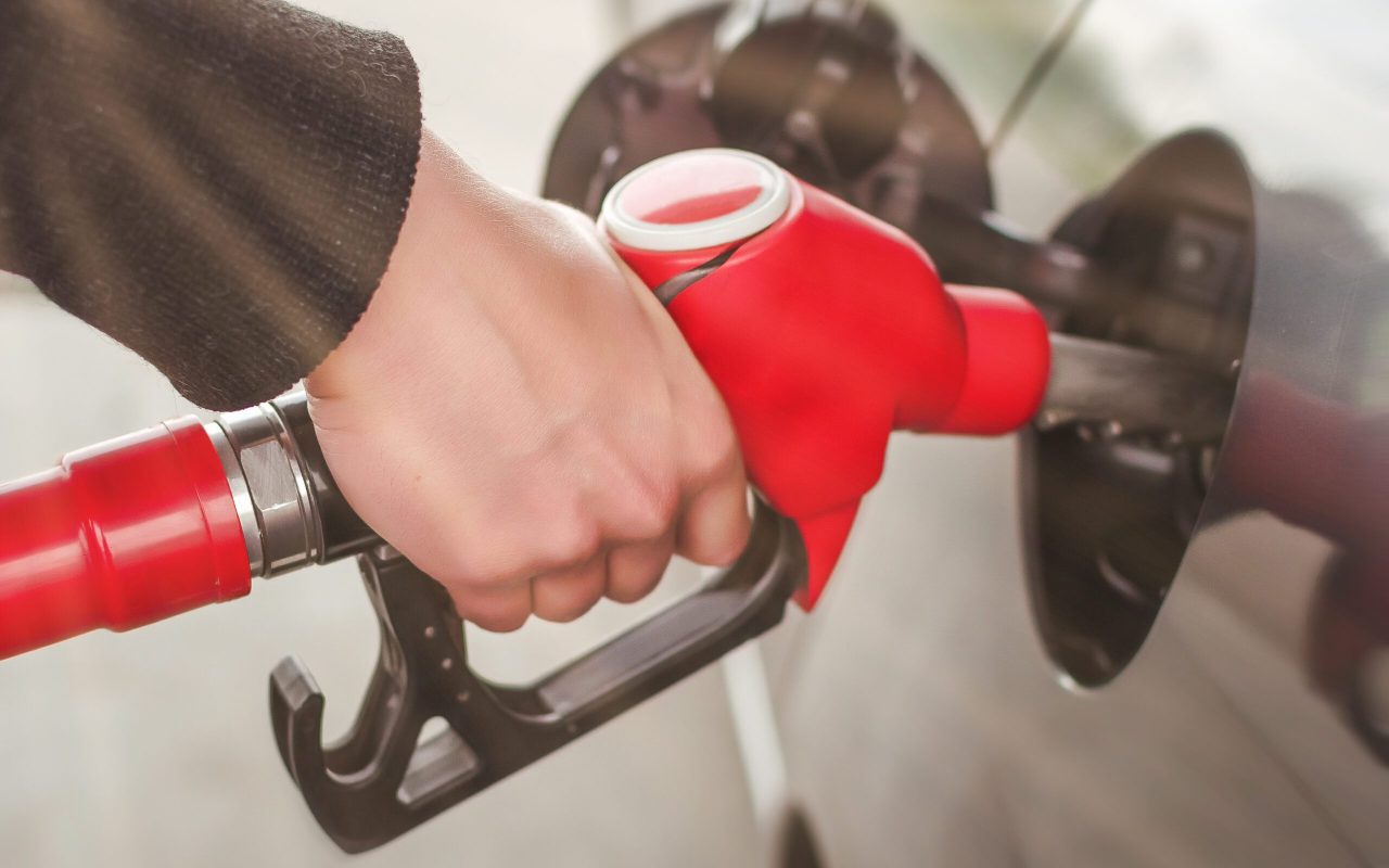 main d'homme tient une pompe éthanol